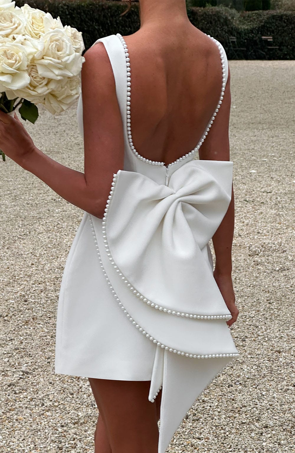 Emma | Robe courte texturée avec nœud au dos pour invitée à un mariage