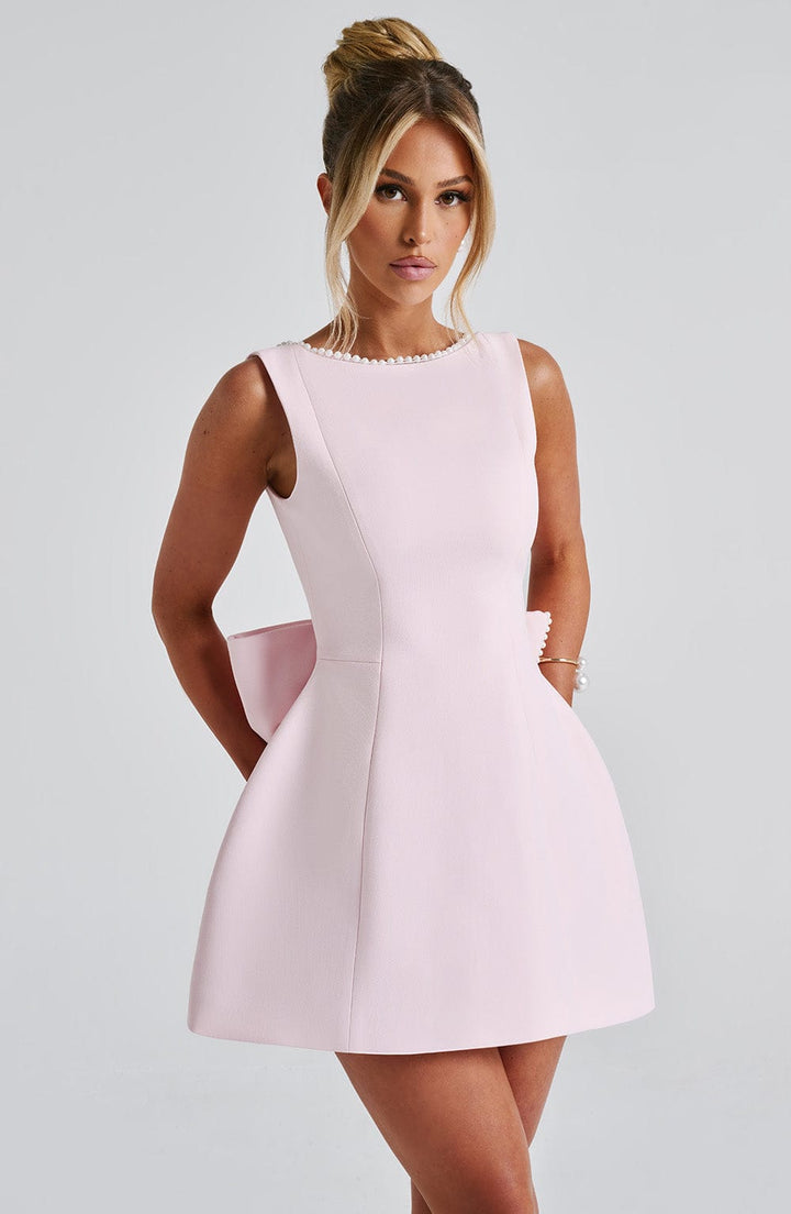 Emma | Robe courte texturée avec nœud au dos pour invitée à un mariage