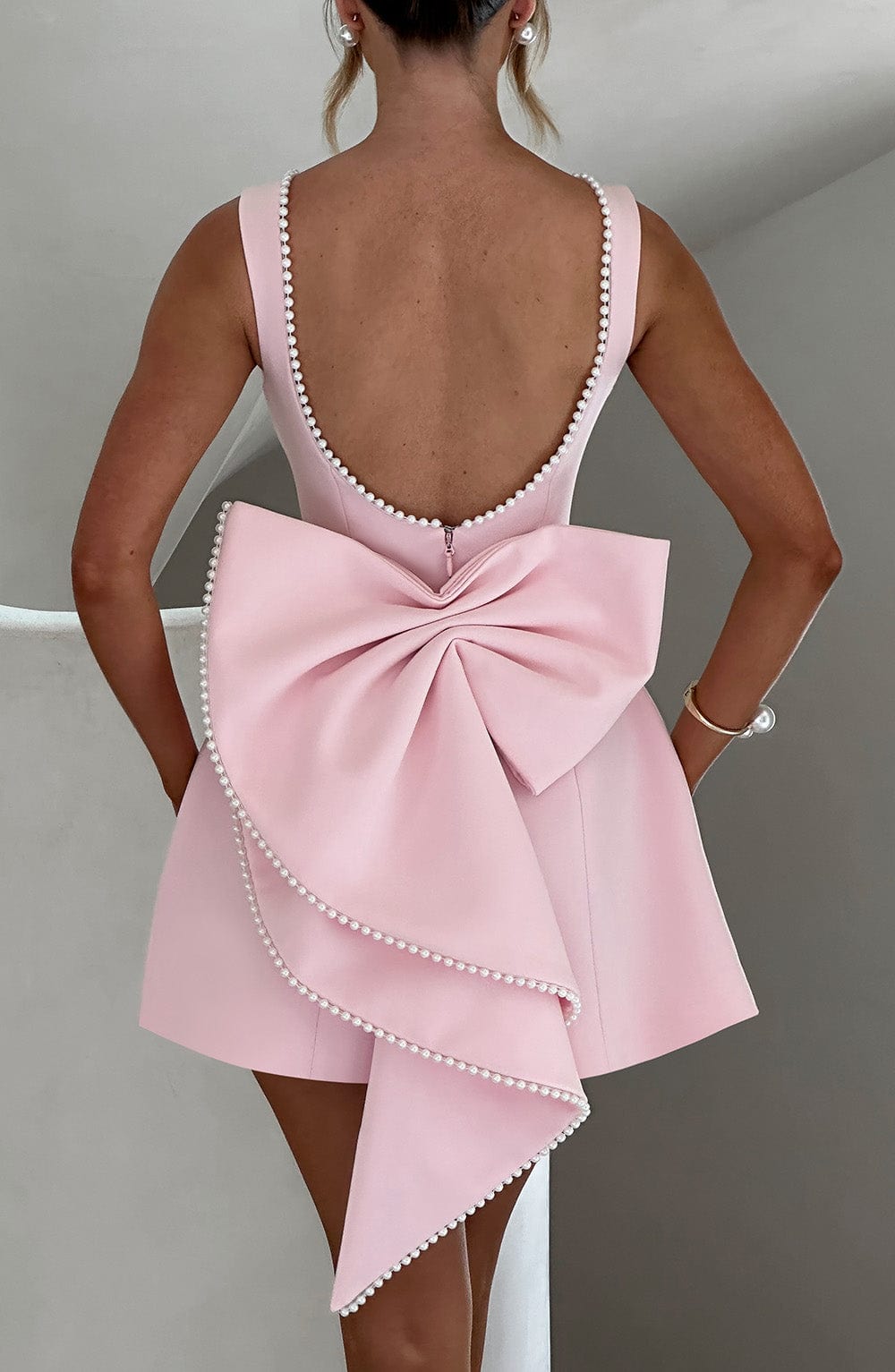 Emma | Robe courte texturée avec nœud au dos pour invitée à un mariage