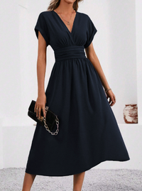 Ilona | Abito midi elegante da donna con scollo a V e vita plissettata