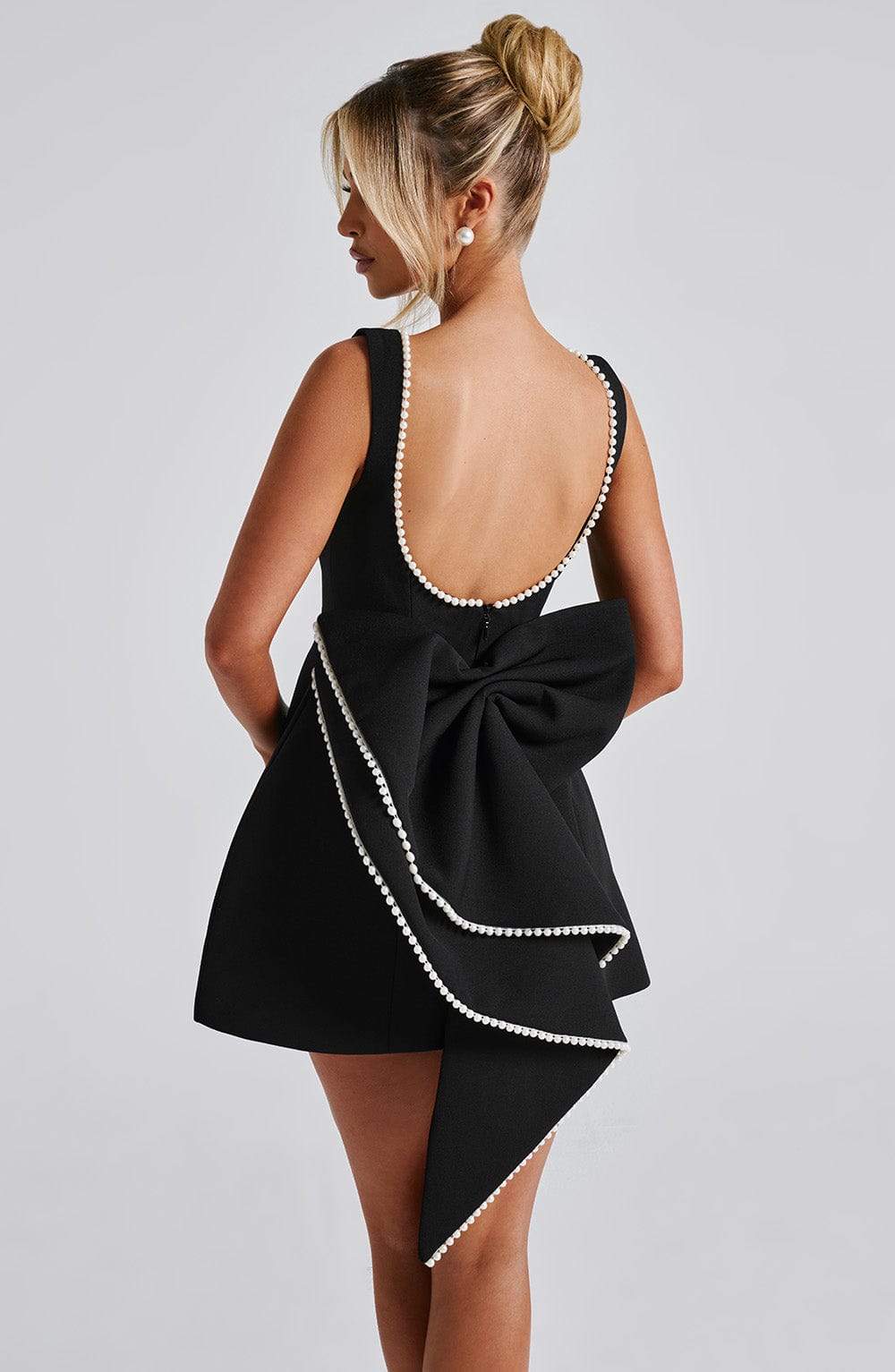 Emma | Robe courte texturée avec nœud au dos pour invitée à un mariage