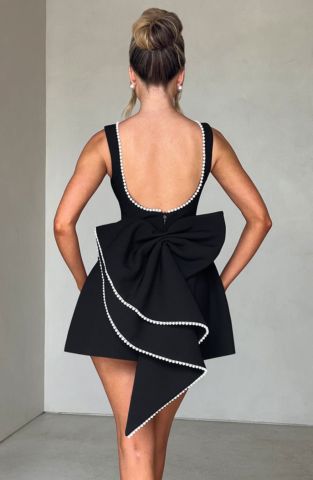 Emma | Robe courte texturée avec nœud au dos pour invitée à un mariage