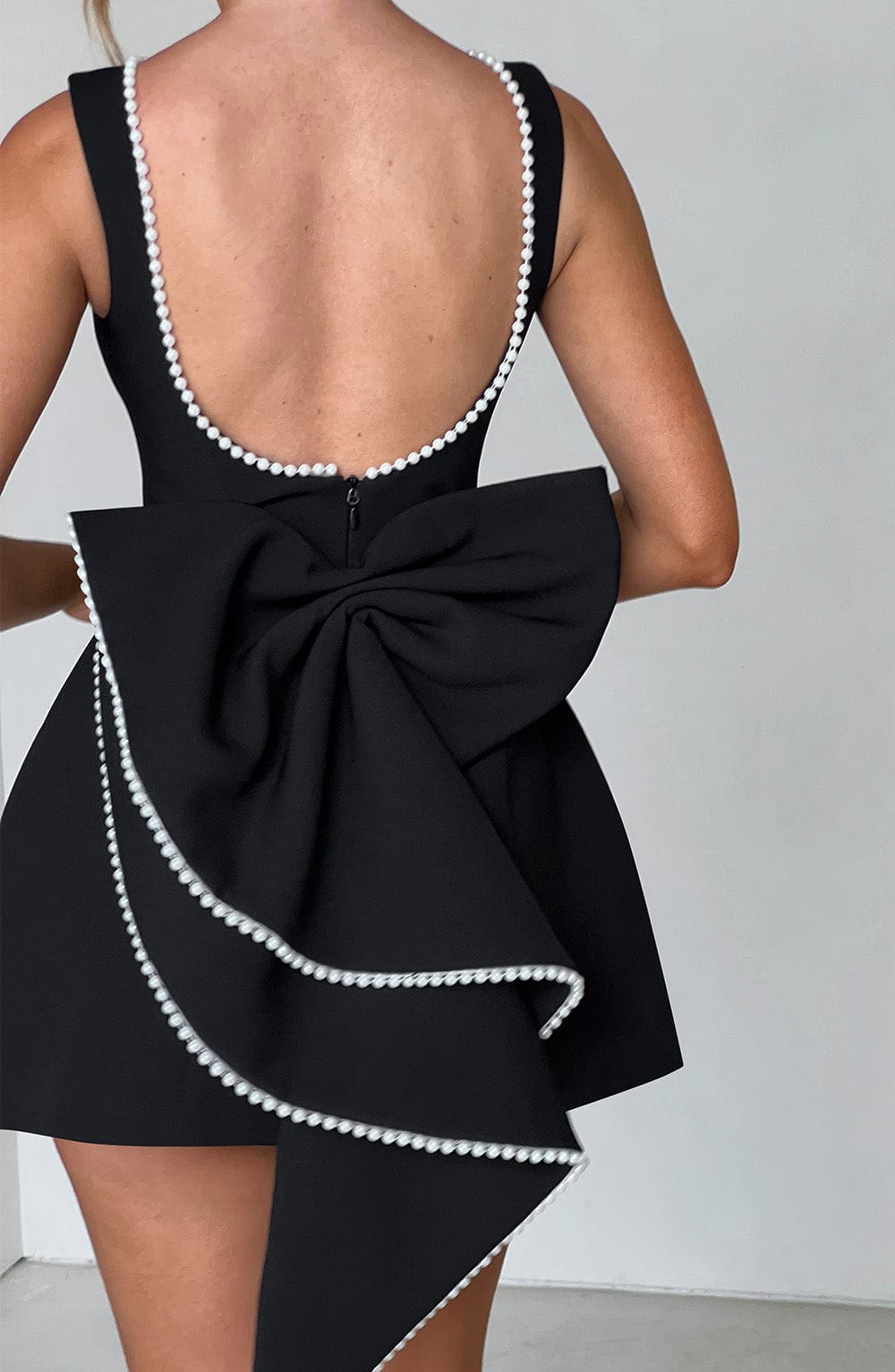Emma | Robe courte texturée avec nœud au dos pour invitée à un mariage