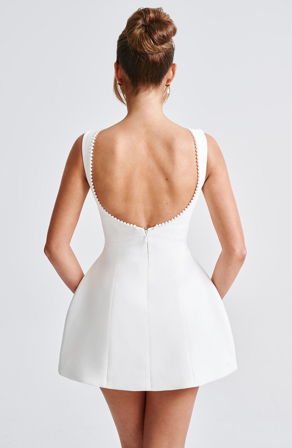Emma | Robe courte texturée avec nœud au dos pour invitée à un mariage