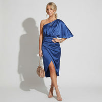 Jana | Robe midi élégante et brillante en satin, asymétrique, pour invitée à un mariage